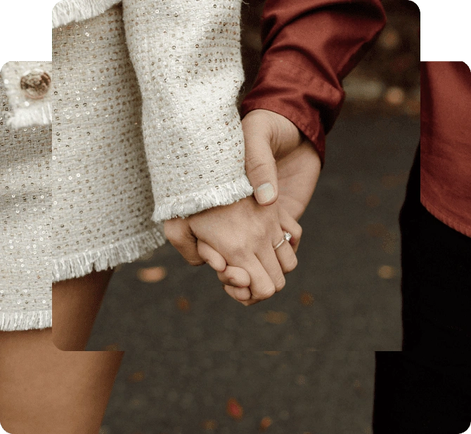Pareja tomada de la mano, destacando un anillo de compromiso, simbolizando el inicio de una nueva etapa juntos.